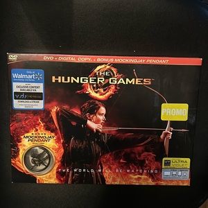 NWT The Hunger Games DVD + Mockingjay Pendant Collectible